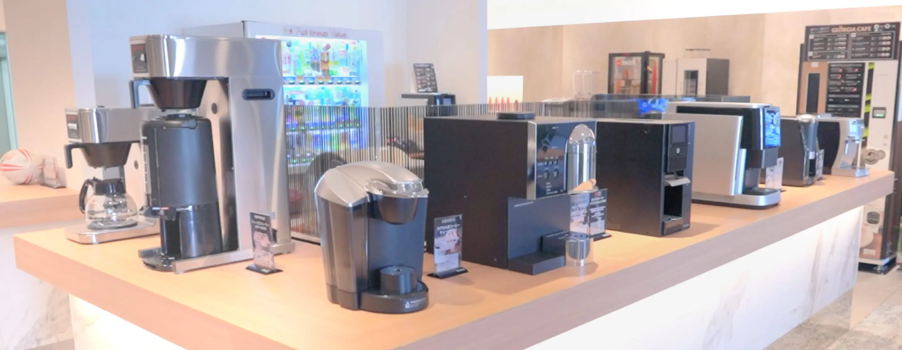 オフィスのコーヒーマシンが並んでいるカウンター
