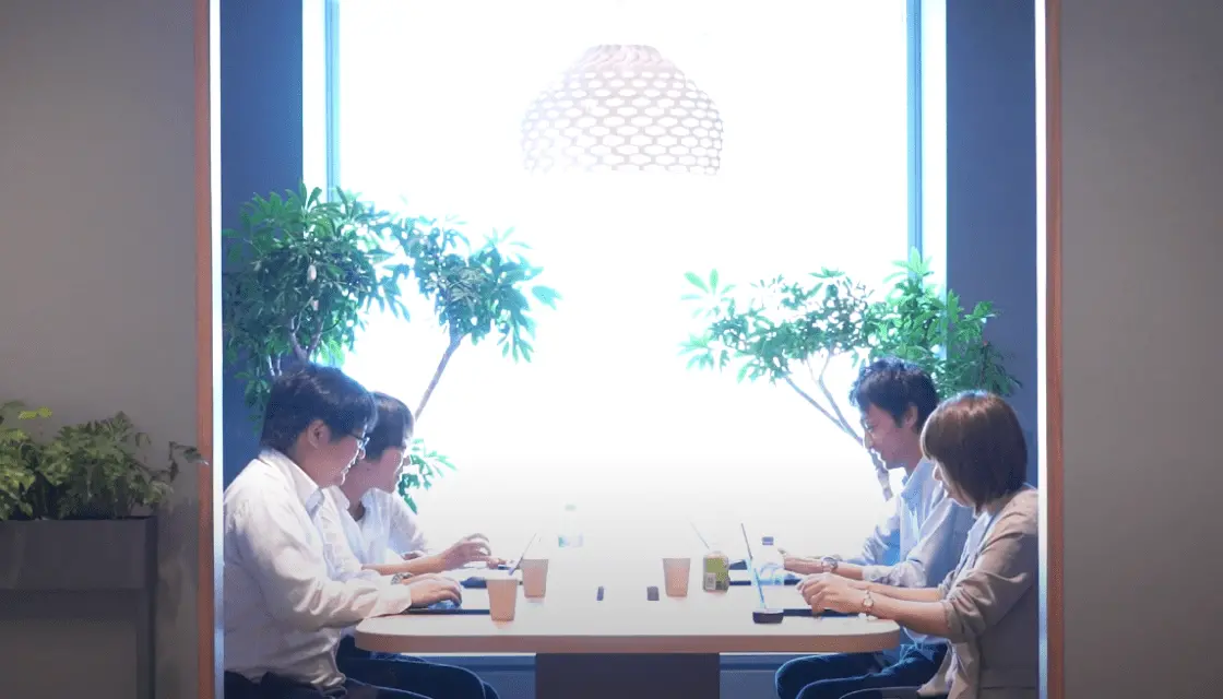 オフィスで談笑している社員たち