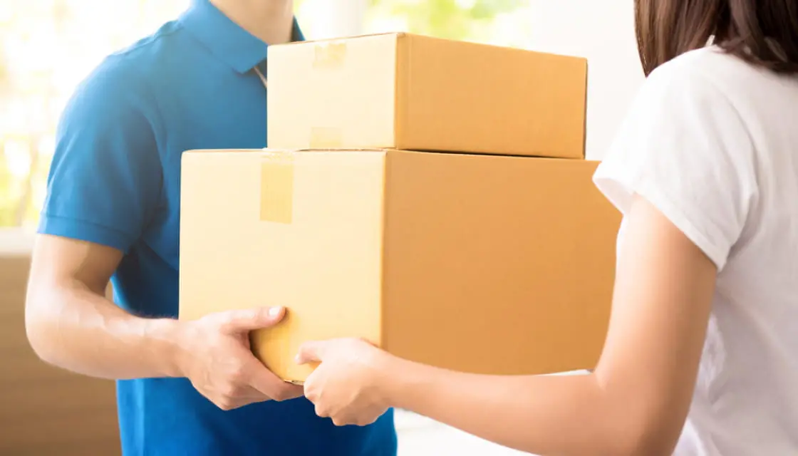 宅配便の配達で荷物を受け取っている様子