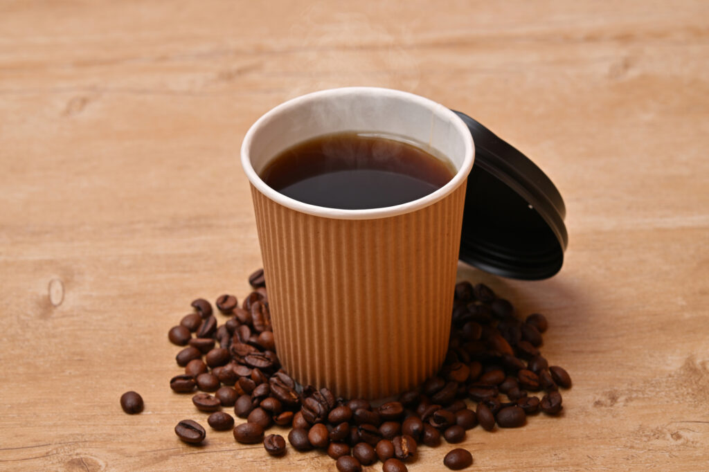 紙カップに入ったコーヒーの写真