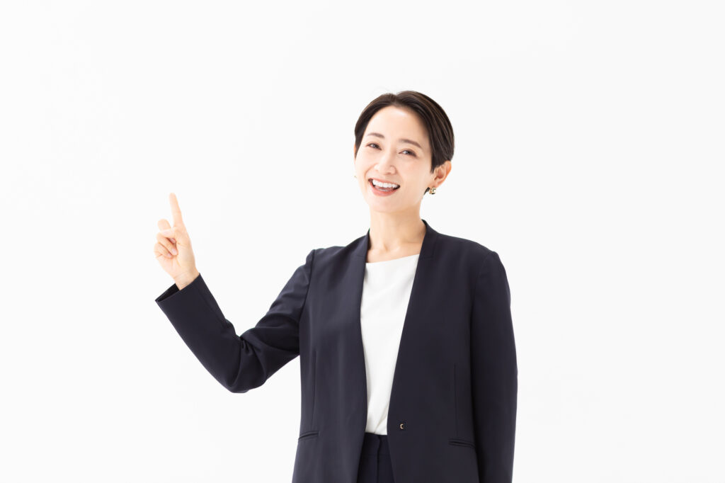 女性が紹介している写真