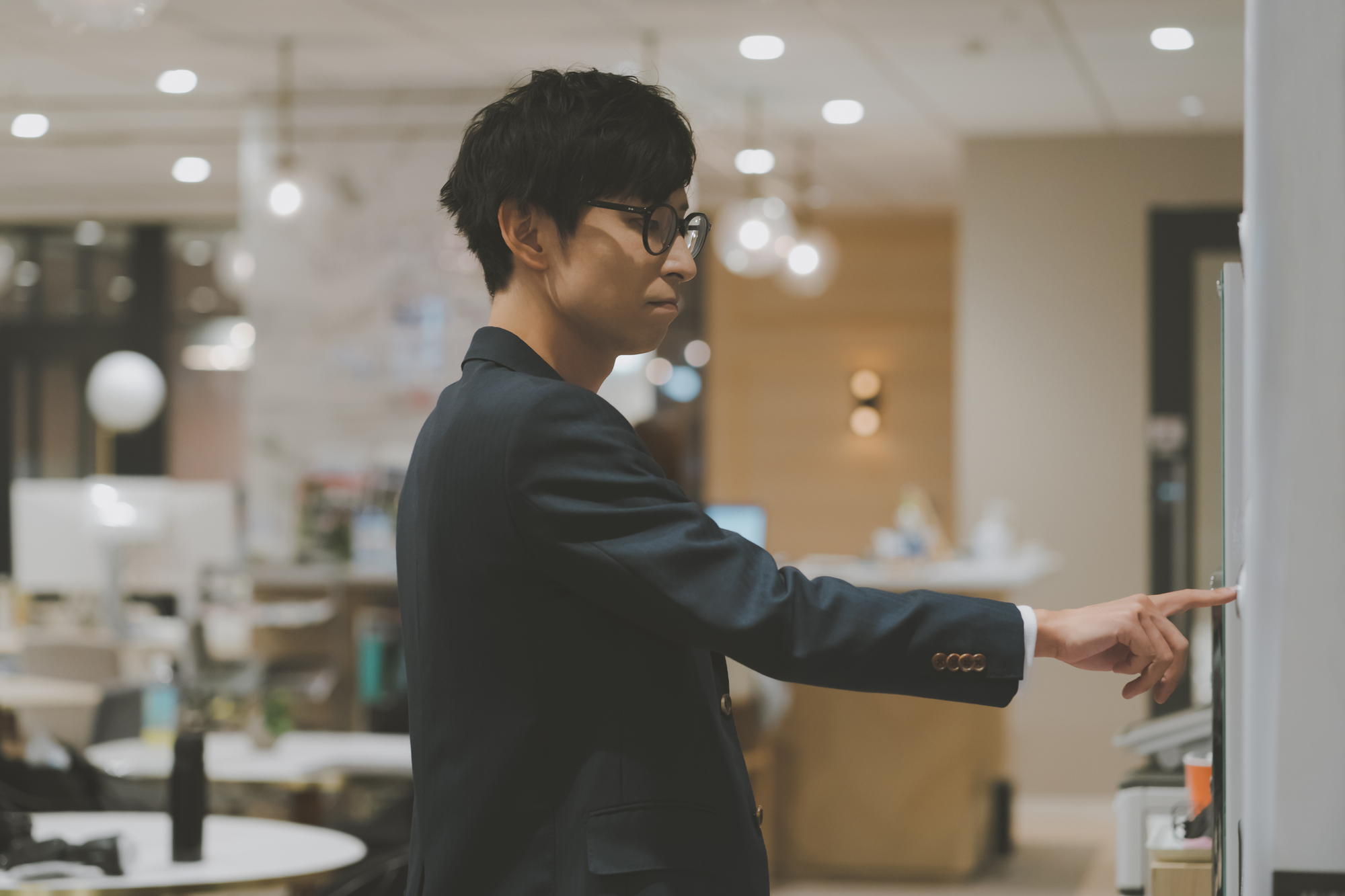 男性が自販機で購入している写真